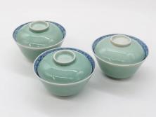 江戸期　古伊万里　青磁　染付　約12cm　3.9寸　爽やかな色合いが美しい蓋付き茶碗3客セット(菱文様、植物、蓋茶碗、どんぶり、和食器、三寸九分)(R-081330)
