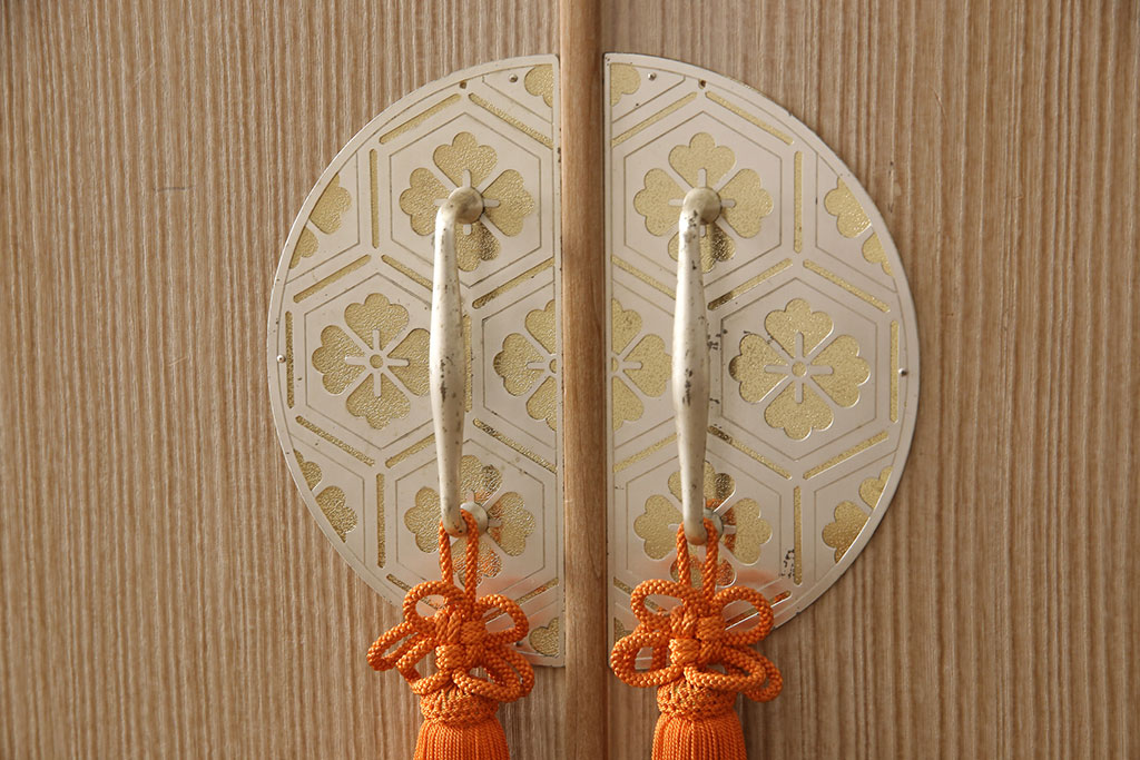 中古　衣装盆付き　鮮やかな色合いのかざり房が目を引く加茂総桐箪笥・中段(並厚、四方丸、総桐たんす、着物箪笥、衣装箪笥)(R-081443)