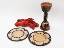 時代物　和楽器　気品を感じる小鼓(金蒔絵、水車、千鳥、木製、漆、つづみ、鼓胴、革一組2枚、調緒2本組、横調べ、縦調べ、小締、打楽器、雅楽、能楽)(R-081335)