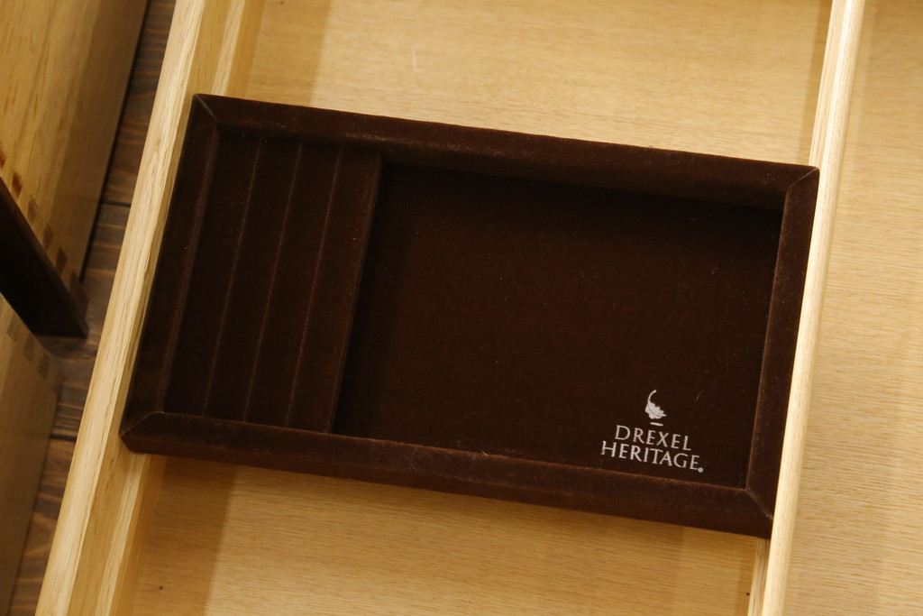 中古　美品　DREXEL HERITAGE(ドレクセルヘリテイジ)　Triune(トライユン)　気品溢れるエレガントなマホガニー材製チェスト(引き出し、サイドボード、サイドチェスト)(R-062042)