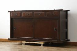 中古　美品!!　民芸家具　前面欅(ケヤキ)材　沢山の装飾金具が存在感を放つ李朝バンダチ(バンダジ、半閉櫃、李朝箪笥、収納棚、サイドキャビネット、サイドボード)(R-065945)
