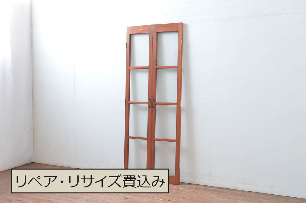 アンティーク建具　レトロナチュラルな雰囲気の木枠に可愛らしい取っ手が付いた両開きの幅狭扉1対2セット(ガラス扉、ドア)(R-080466)
