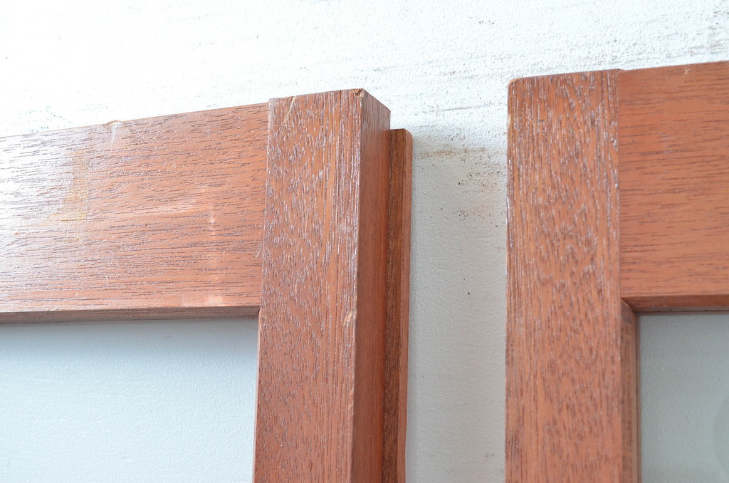 アンティーク建具　レトロナチュラルな雰囲気の木枠に可愛らしい取っ手が付いた両開きの幅狭扉1対2セット(ガラス扉、ドア)(R-080466)