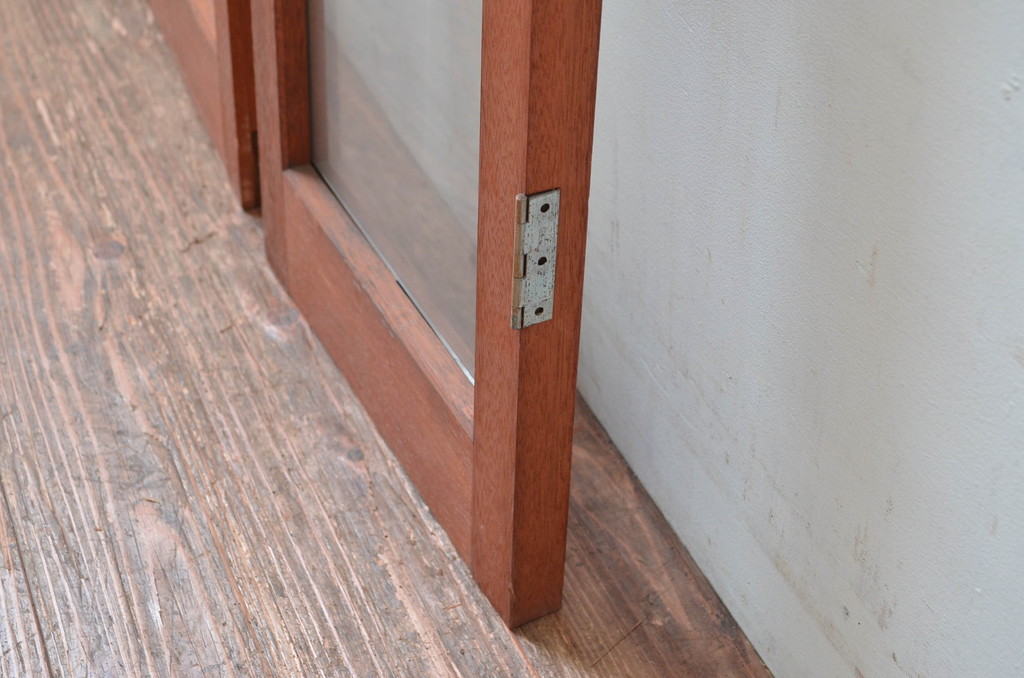 アンティーク建具　レトロナチュラルな雰囲気の木枠に可愛らしい取っ手が付いた両開きの幅狭扉1対2セット(ガラス扉、ドア)(R-080466)