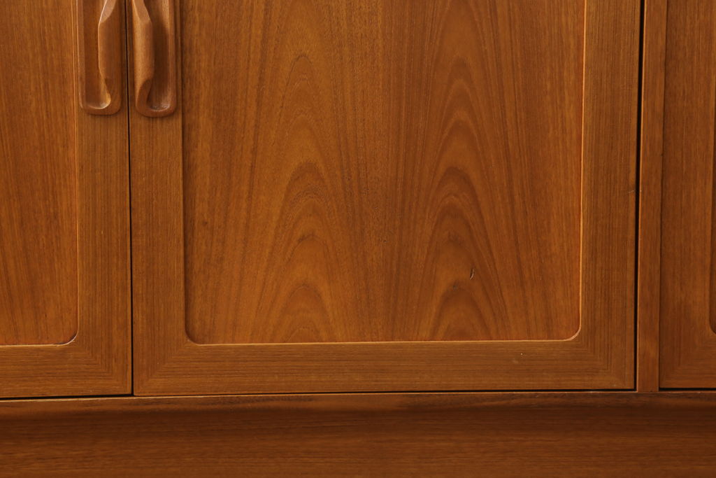 イギリスヴィンテージ　G-PLAN(ジープラン)　Fresco(フレスコ)　温かな雰囲気漂うキャビネット(カップボード、食器棚、収納棚、ビンテージ)(R-050162)