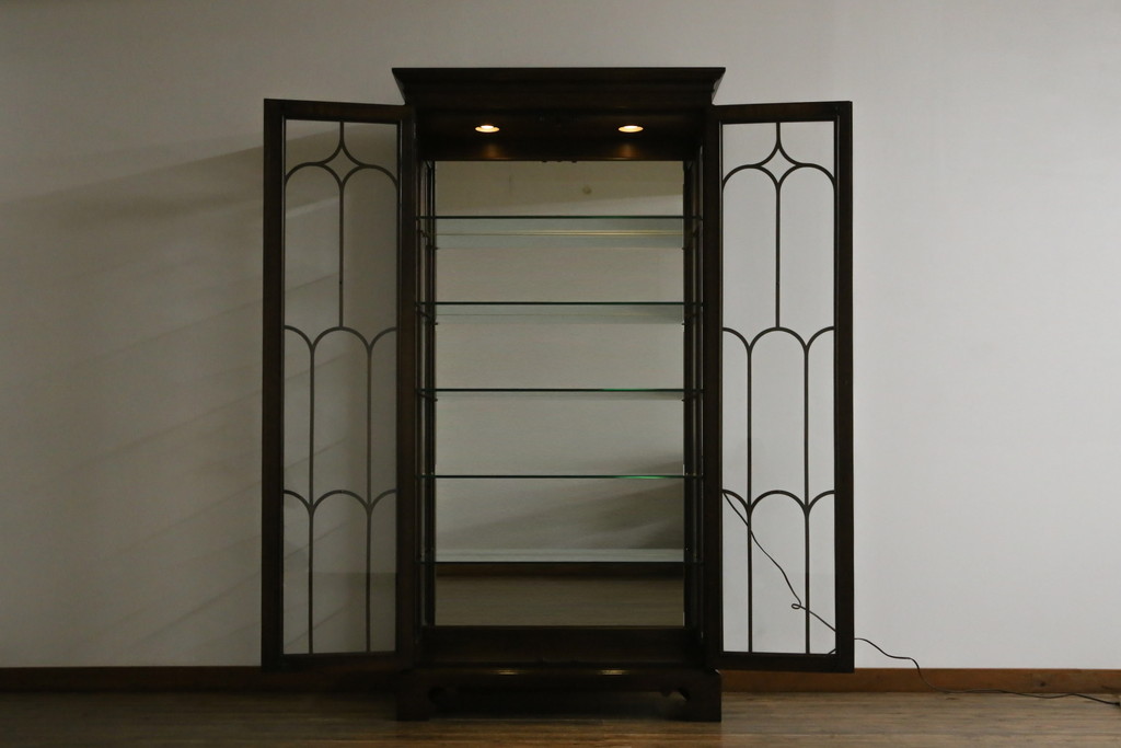中古　美品　DREXEL HERITAGE(ドレクセルヘリテイジ)　上品な佇まいの照明付き飾り棚(キャビネット、キュリオケース、ガラスケース、ショーケース、食器棚、収納棚、戸棚)(R-078153)