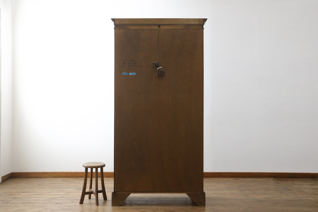 中古　美品　DREXEL HERITAGE(ドレクセルヘリテイジ)　上品な佇まいの照明付き飾り棚(キャビネット、キュリオケース、ガラスケース、ショーケース、食器棚、収納棚、戸棚)(R-078153)
