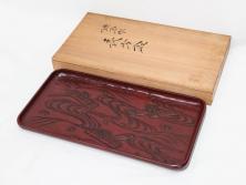 博古堂　鎌倉彫　桜花筏流水文　美麗な彫刻が目を引く長方盆(トレイ、トレー、漆器、漆芸、木製、お盆、共箱付き)(R-081346)