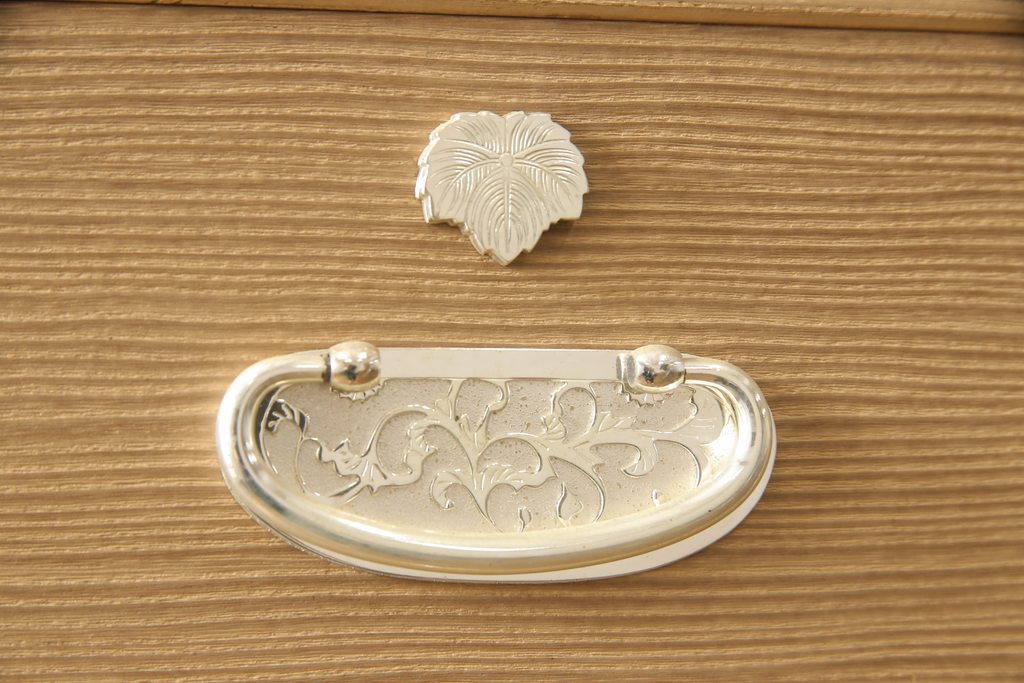 中古　美品　伝統工芸品　大阪泉州　桑材のアクセントがモダンな雰囲気を醸し出す総桐箪笥(胴丸)・上段(総桐たんす、引き出し、チェスト、衣装箪笥、和タンス)(R-081511)