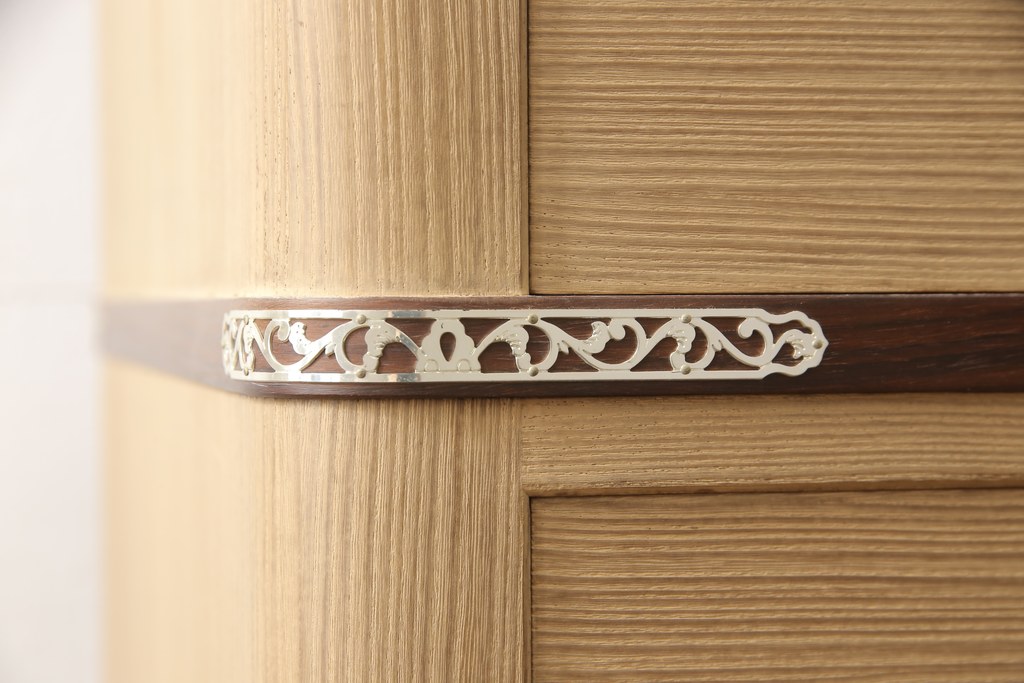 中古　美品　伝統工芸品　大阪泉州　桑材のアクセントがモダンな雰囲気を醸し出す総桐箪笥(胴丸)・下段(総桐たんす、引き出し、チェスト、サイドチェスト、衣装箪笥、和タンス)(R-081512)
