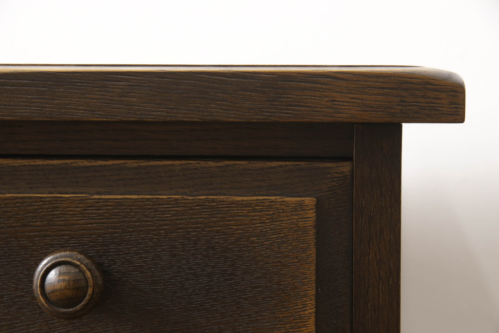 中古　美品　特注品　インテリアえぞ(EZO)製　蝦夷(えぞ)民芸　ナラ材　アンティーク調のクラシカルなデザインが魅力のサイドキャビネット(サイドボード、収納棚、戸棚、サイドテーブル)(R-066595)