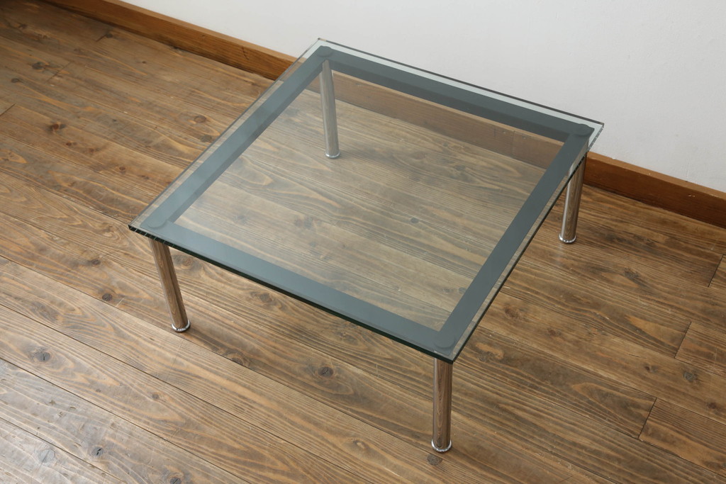 中古　Cassina(カッシーナ)　ル・コルビュジエ(Le Corbusier)　10 TABLE EN TUBE(ターブル アン テューブ)　スタイリッシュな佇まいが魅力的なガラスのローテーブル(リビングテーブル、センターテーブル)(定価約38万円)(R-072041)