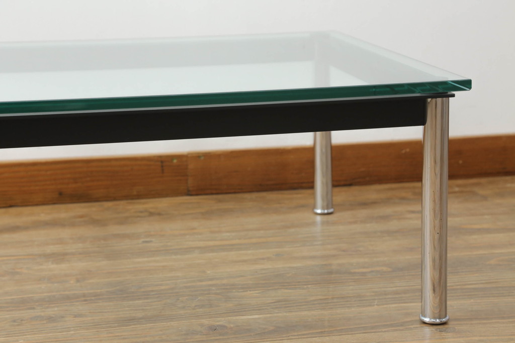 中古　Cassina(カッシーナ)　ル・コルビュジエ(Le Corbusier)　10 TABLE EN TUBE(ターブル アン テューブ)　スタイリッシュな佇まいが魅力的なガラスのローテーブル(リビングテーブル、センターテーブル)(定価約38万円)(R-072041)