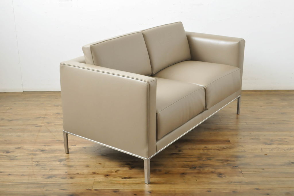 中古　展示品　超美品　Cassinaixc.(カッシーナイクスシー)　GRAB small(グラブ スモール)　シンプルで上質な空間づくりにおすすめの2人掛けソファ(2P、アームソファ、レザーソファ、本革ソファ)(定価約100万円)(R-060983)