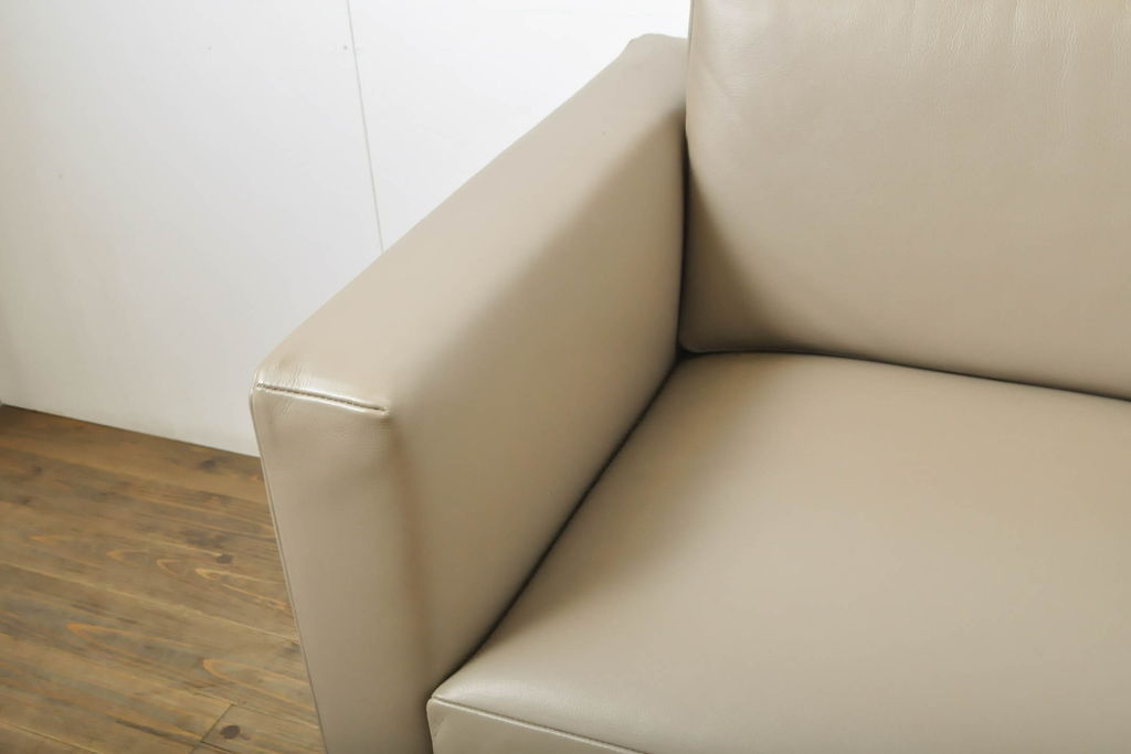 中古　展示品　超美品　Cassinaixc.(カッシーナイクスシー)　GRAB small(グラブ スモール)　シンプルで上質な空間づくりにおすすめの2人掛けソファ(2P、アームソファ、レザーソファ、本革ソファ)(定価約100万円)(R-060983)