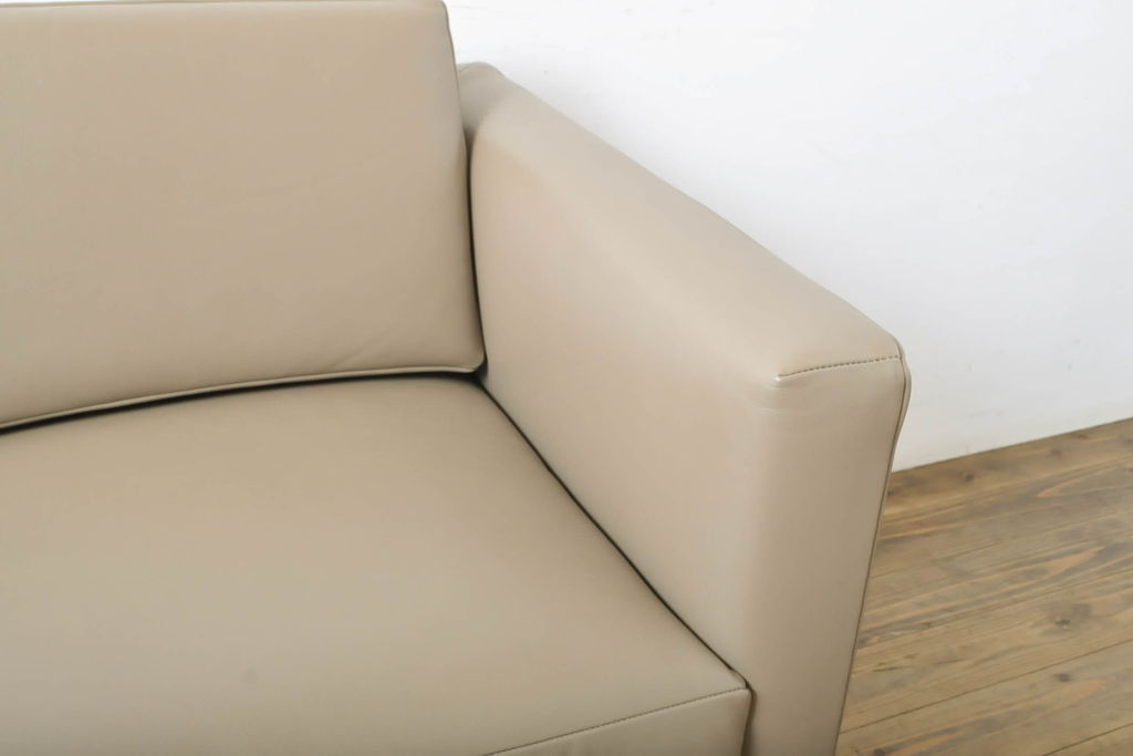 中古　展示品　超美品　Cassinaixc.(カッシーナイクスシー)　GRAB small(グラブ スモール)　シンプルで上質な空間づくりにおすすめの2人掛けソファ(2P、アームソファ、レザーソファ、本革ソファ)(定価約100万円)(R-060983)