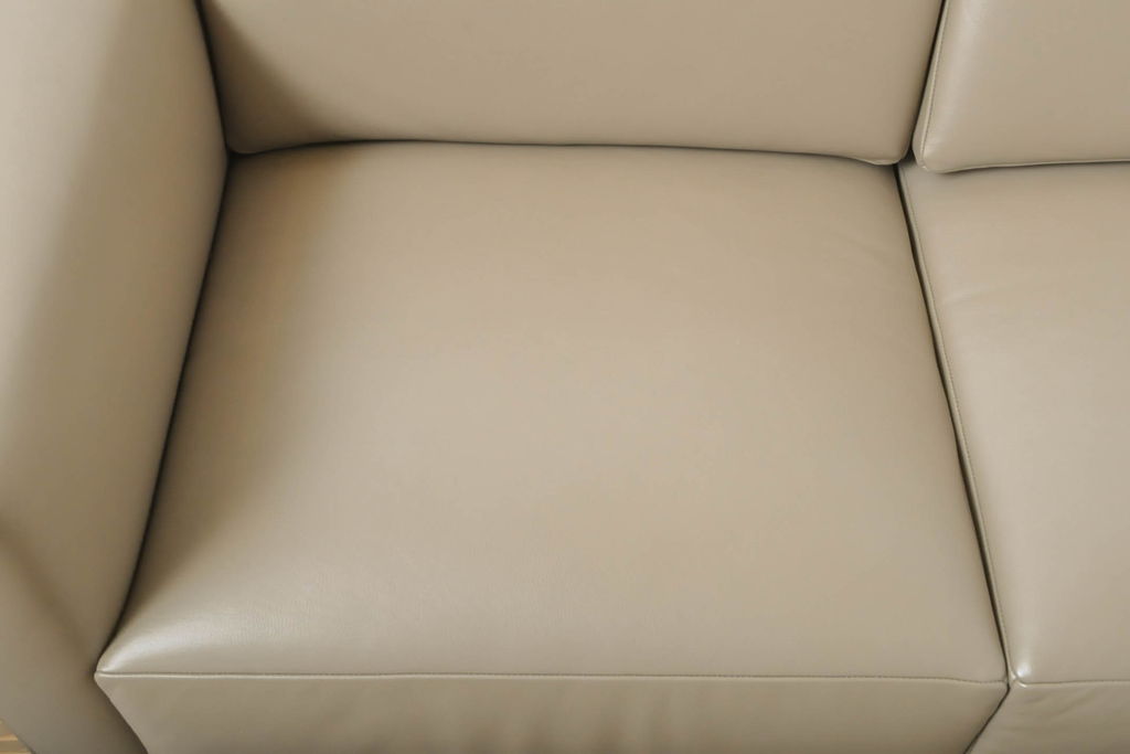 中古　展示品　超美品　Cassinaixc.(カッシーナイクスシー)　GRAB small(グラブ スモール)　シンプルで上質な空間づくりにおすすめの2人掛けソファ(2P、アームソファ、レザーソファ、本革ソファ)(定価約100万円)(R-060983)