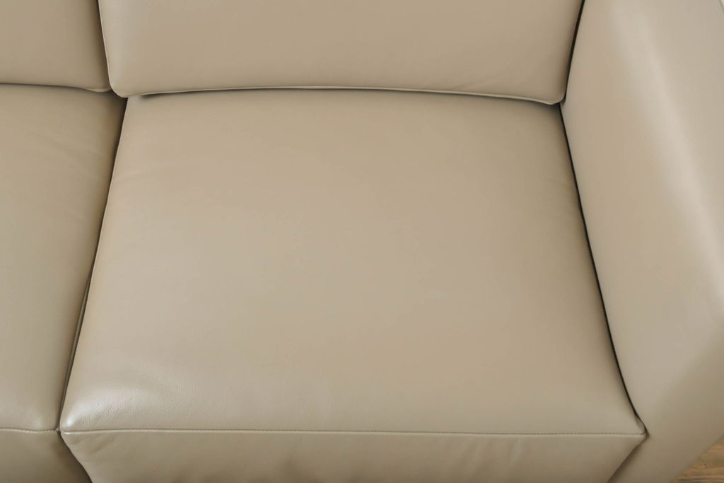 中古　展示品　超美品　Cassinaixc.(カッシーナイクスシー)　GRAB small(グラブ スモール)　シンプルで上質な空間づくりにおすすめの2人掛けソファ(2P、アームソファ、レザーソファ、本革ソファ)(定価約100万円)(R-060983)