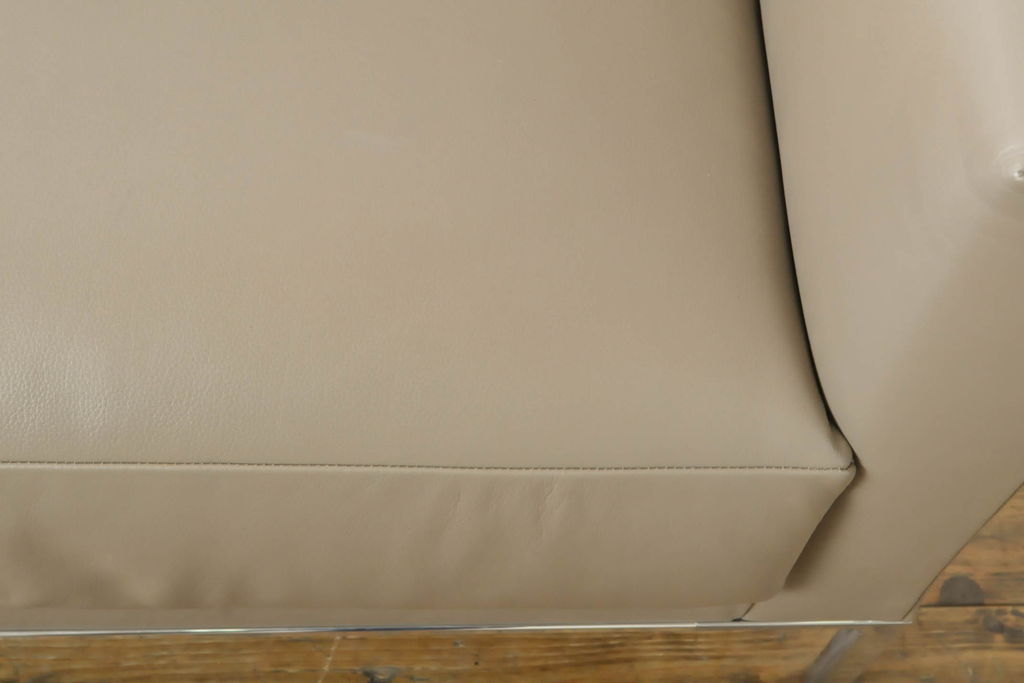 中古　展示品　超美品　Cassinaixc.(カッシーナイクスシー)　GRAB small(グラブ スモール)　シンプルで上質な空間づくりにおすすめの2人掛けソファ(2P、アームソファ、レザーソファ、本革ソファ)(定価約100万円)(R-060983)