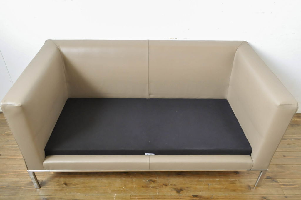 中古　展示品　超美品　Cassinaixc.(カッシーナイクスシー)　GRAB small(グラブ スモール)　シンプルで上質な空間づくりにおすすめの2人掛けソファ(2P、アームソファ、レザーソファ、本革ソファ)(定価約100万円)(R-060983)
