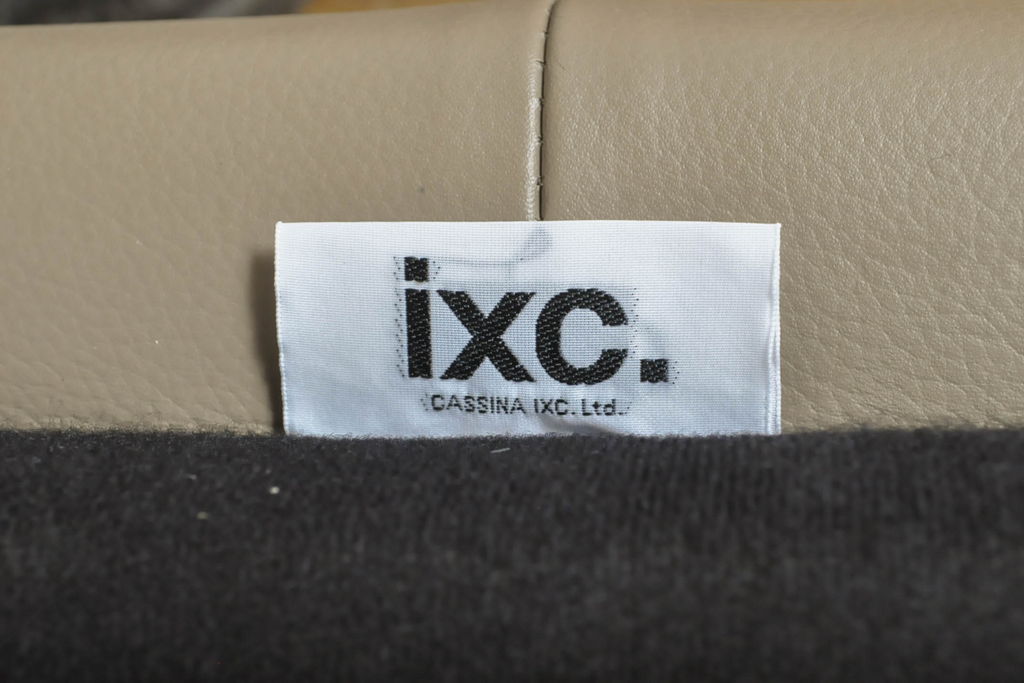 中古　展示品　超美品　Cassinaixc.(カッシーナイクスシー)　GRAB small(グラブ スモール)　シンプルで上質な空間づくりにおすすめの2人掛けソファ(2P、アームソファ、レザーソファ、本革ソファ)(定価約100万円)(R-060983)