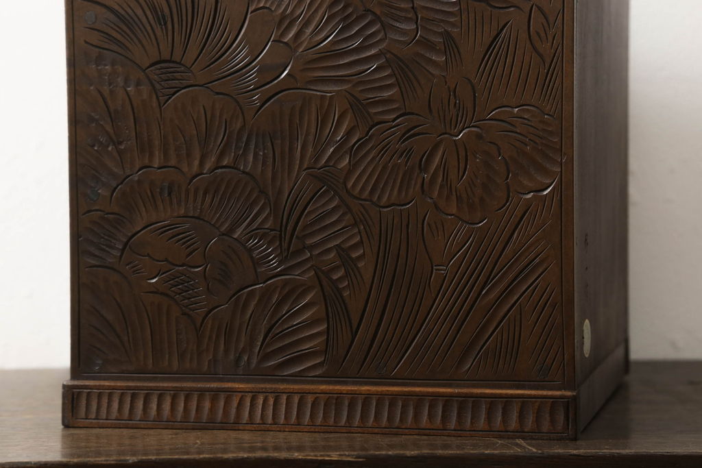 中古　美品　伝統工芸　日光彫り　大胆にあしらわれた花の図柄が魅力的な小引き出し(小物収納・卓上収納)(R-058401)