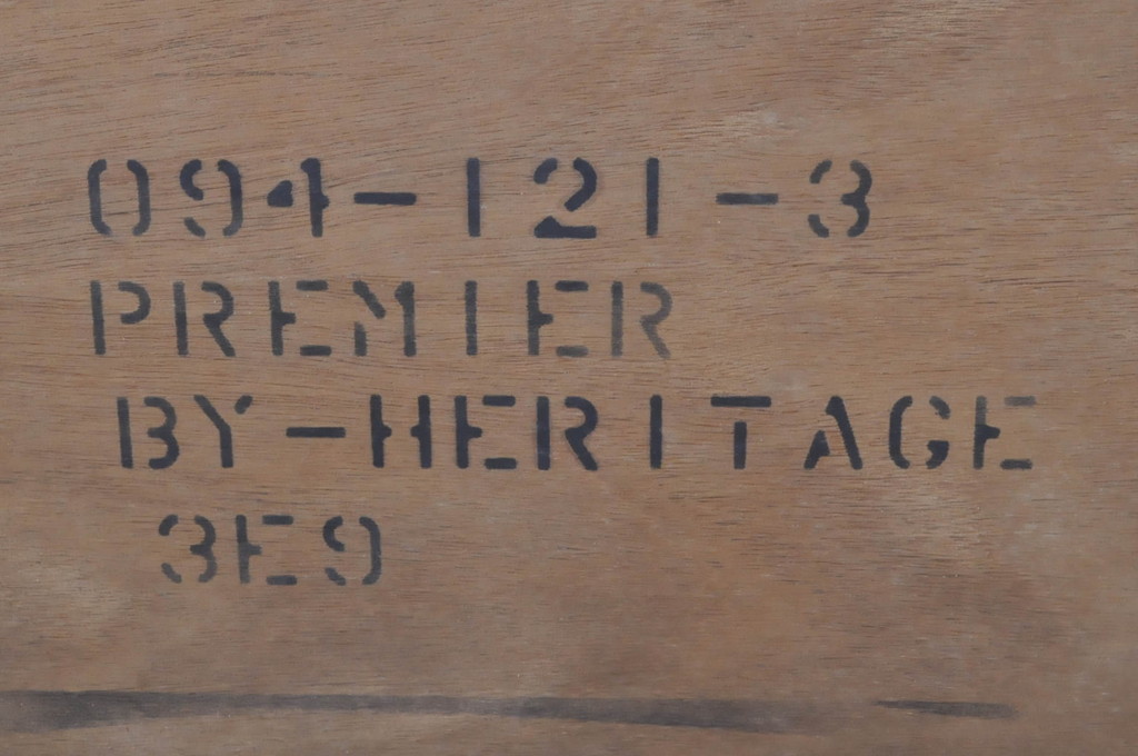 中古　DREXEL HERITAGE(ドレクセルヘリテイジ)　天板の美しい木目が特徴的なローテーブル(センターテーブル、リビングテーブル、座卓)(R-066632)