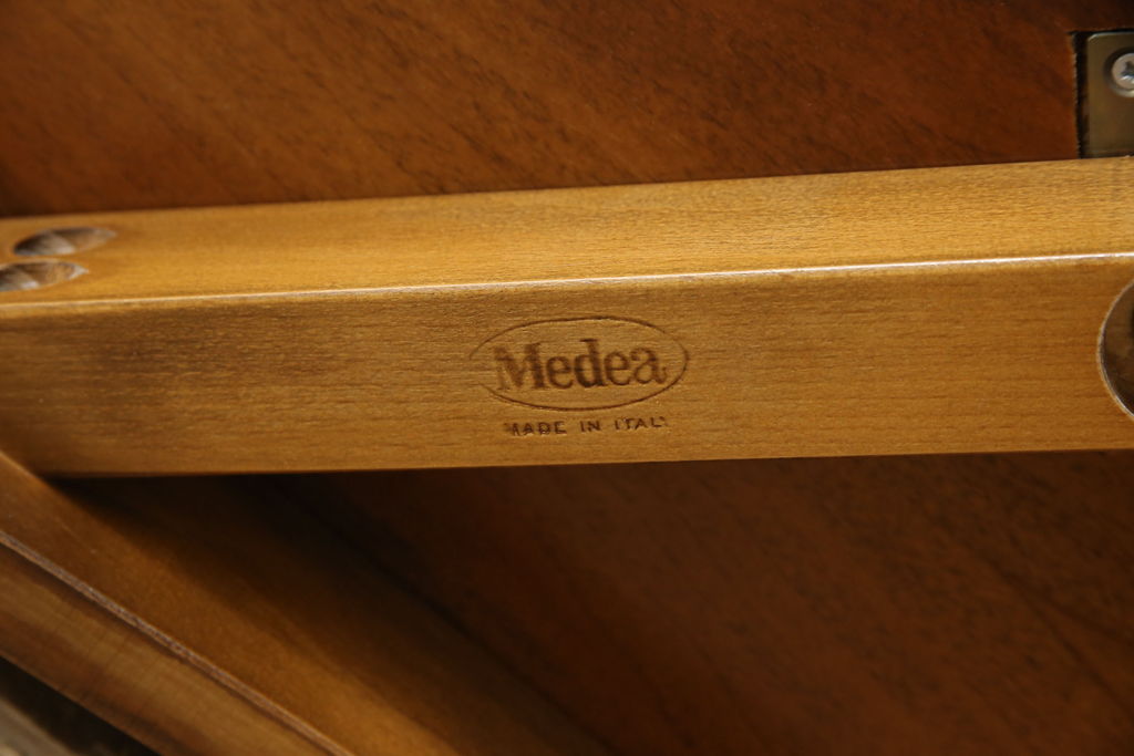 中古　美品　イタリア　ブランド家具　メデア(Medea)　華奢な脚先までのデザインがエレガントな雰囲気を醸し出すエクステンションダイニングテーブル(伸長式、2人掛け、4人掛け)(定価約80万円)(R-060116)