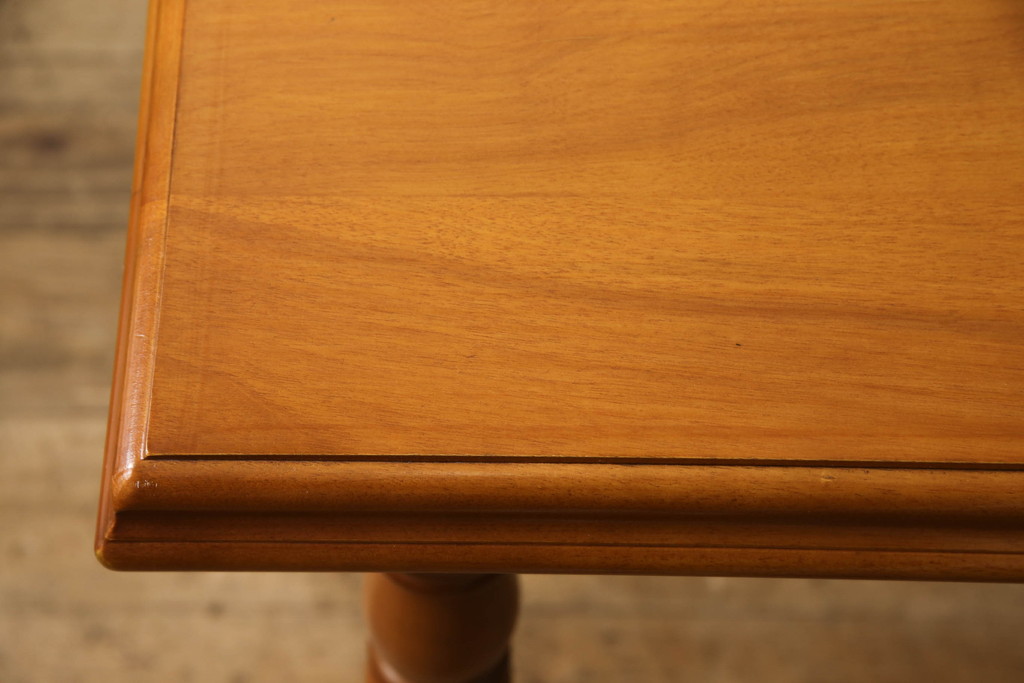 中古　美品　横浜ダニエル(daniel)　挽き物の脚がクラシカルな雰囲気を高めるダイニングテーブル(2人掛け、4人掛け、食卓)(R-060957)