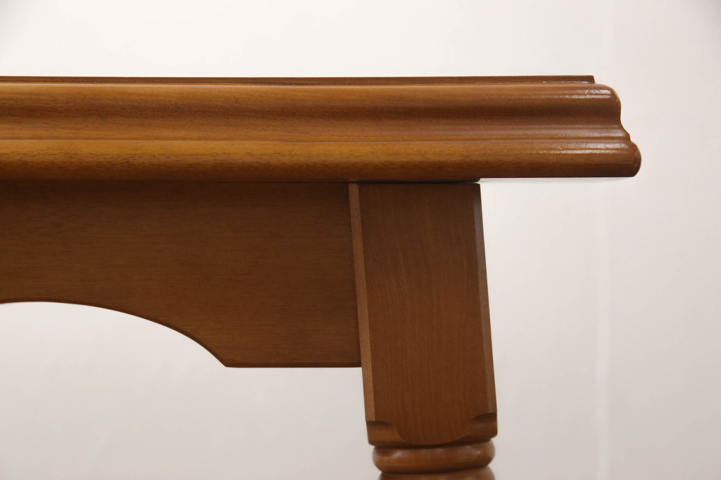 中古　美品　横浜ダニエル(daniel)　挽き物の脚がクラシカルな雰囲気を高めるダイニングテーブル(2人掛け、4人掛け、食卓)(R-060957)