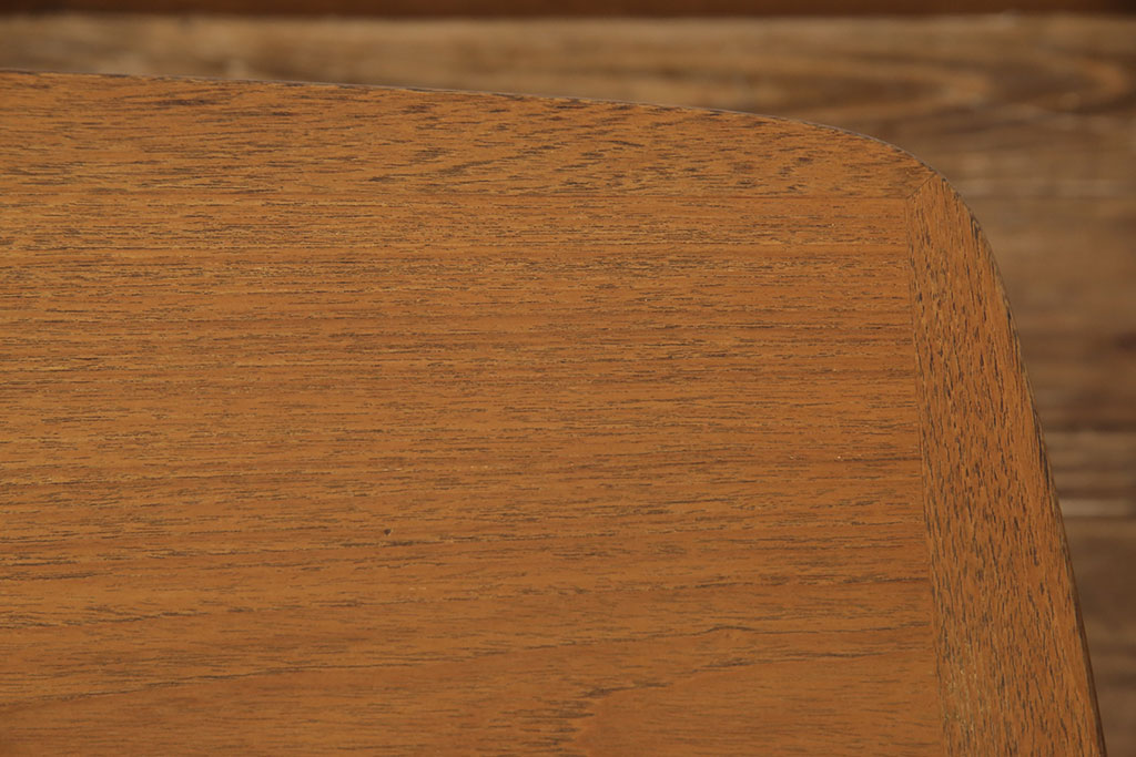 ヴィンテージ家具　北欧ビンテージ　棚板付きが便利!天板と棚板のデザインがリンクしているおしゃれな横長テーブル(リビングテーブル、センターテーブル、ローテーブル)(R-050556)