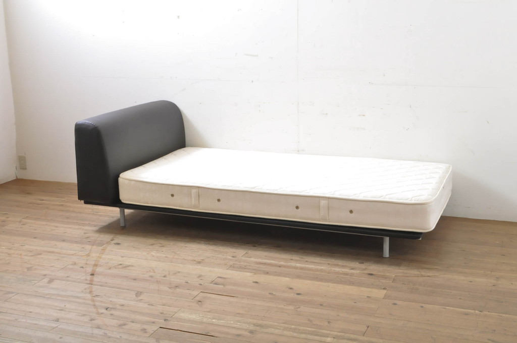 中古　Cassina(カッシーナ)　L31　SITE(サイト)　洗練された佇まいが魅力のシングルベッド(ベッドフレーム、マットレス)(定価約50万円)(R-066621)