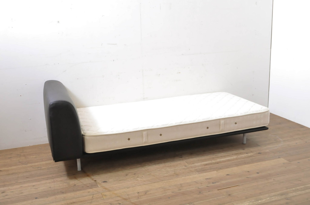 中古　Cassina(カッシーナ)　L31　SITE(サイト)　洗練された佇まいが魅力のシングルベッド(ベッドフレーム、マットレス)(定価約50万円)(R-066621)