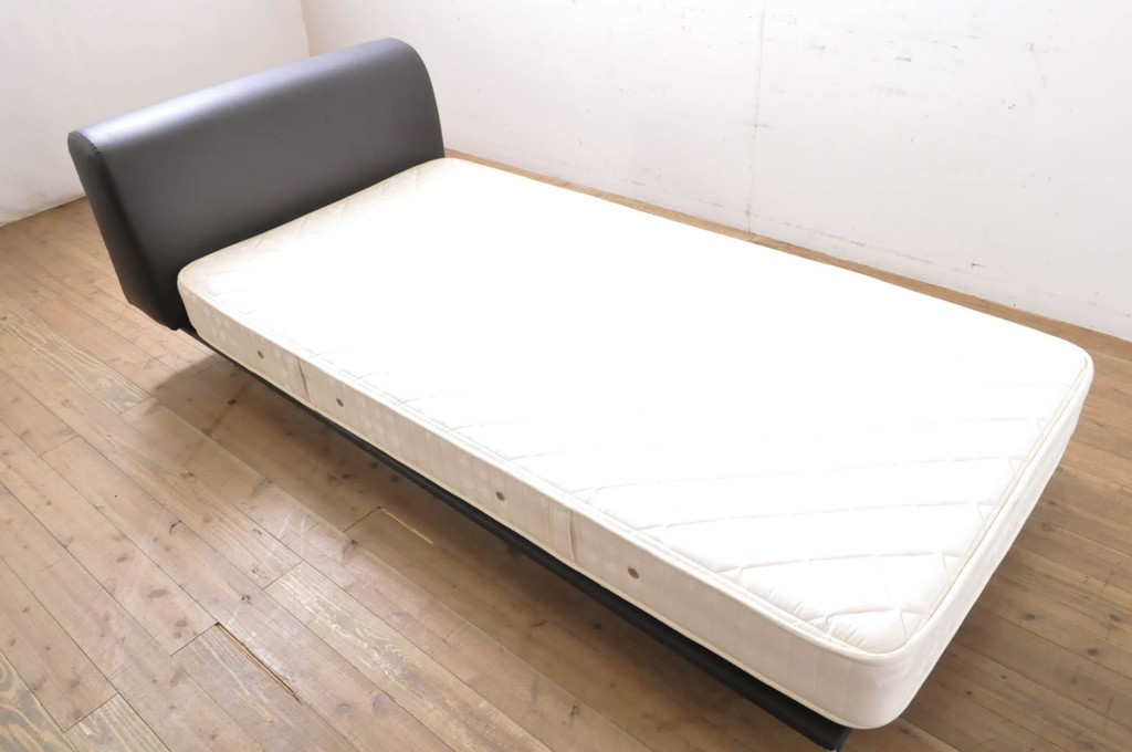 中古　Cassina(カッシーナ)　L31　SITE(サイト)　洗練された佇まいが魅力のシングルベッド(ベッドフレーム、マットレス)(定価約50万円)(R-066621)
