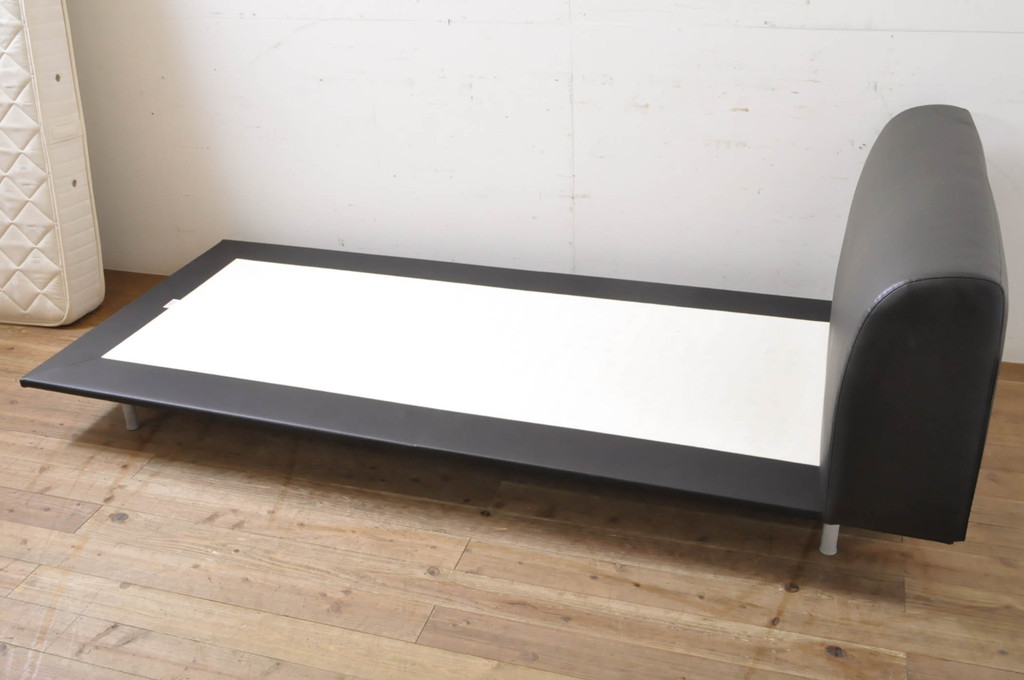 中古　Cassina(カッシーナ)　L31　SITE(サイト)　洗練された佇まいが魅力のシングルベッド(ベッドフレーム、マットレス)(定価約50万円)(R-066621)