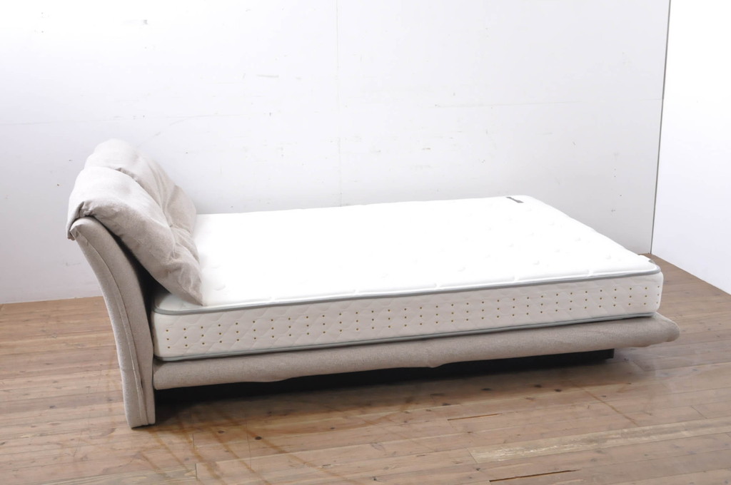 中古　超美品　ACTUS(アクタス)　ソシア(SOSIA)　ドリームベッド(dream bed)　ヘッドクッション付き　上質なくつろぎの時間を演出するNOSTAGE MATTRESS(ノスタージュ マットレス)付きダブルベッド(ベッドフレーム、マットレス、ヘッドボード)(定価:ベッドフレーム約12万円/マットレス約14万円)(R-066619)