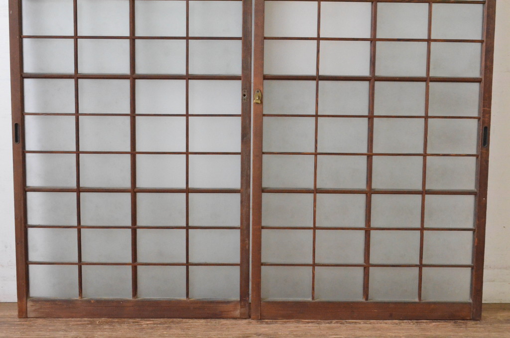 アンティーク建具　古い木味が趣あるマス目(升目)格子入りのガラス窓2枚セット(引き戸、ガラス戸)(R-065315)