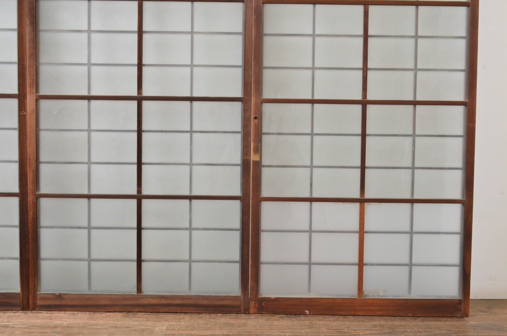 アンティーク建具　古い木味が趣あるマス目(升目)格子入りのガラス窓4枚セット(引き戸、ガラス戸)(R-065316)