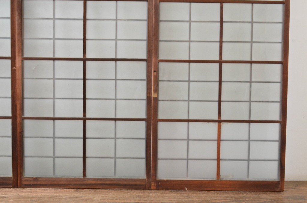 アンティーク建具 古い木味が趣あるマス目(升目)格子入りの