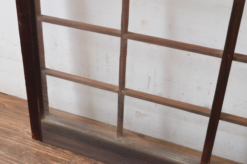 アンティーク建具　古い木味が趣あるマス目(升目)格子入りのガラス窓2枚セット(引き戸、ガラス戸)(R-065317)