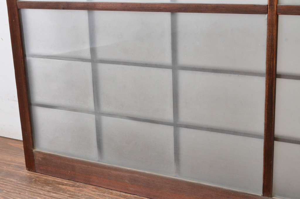 アンティーク建具　古い木味が趣あるマス目(升目)格子入りのガラス窓2枚セット(引き戸、ガラス戸)(R-065318)