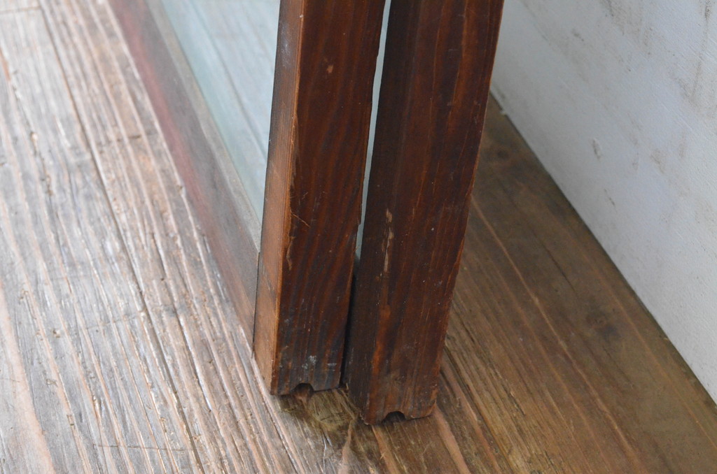 アンティーク建具　古い木味が趣あるマス目(升目)格子入りのガラス窓2枚セット(引き戸、ガラス戸)(R-065318)