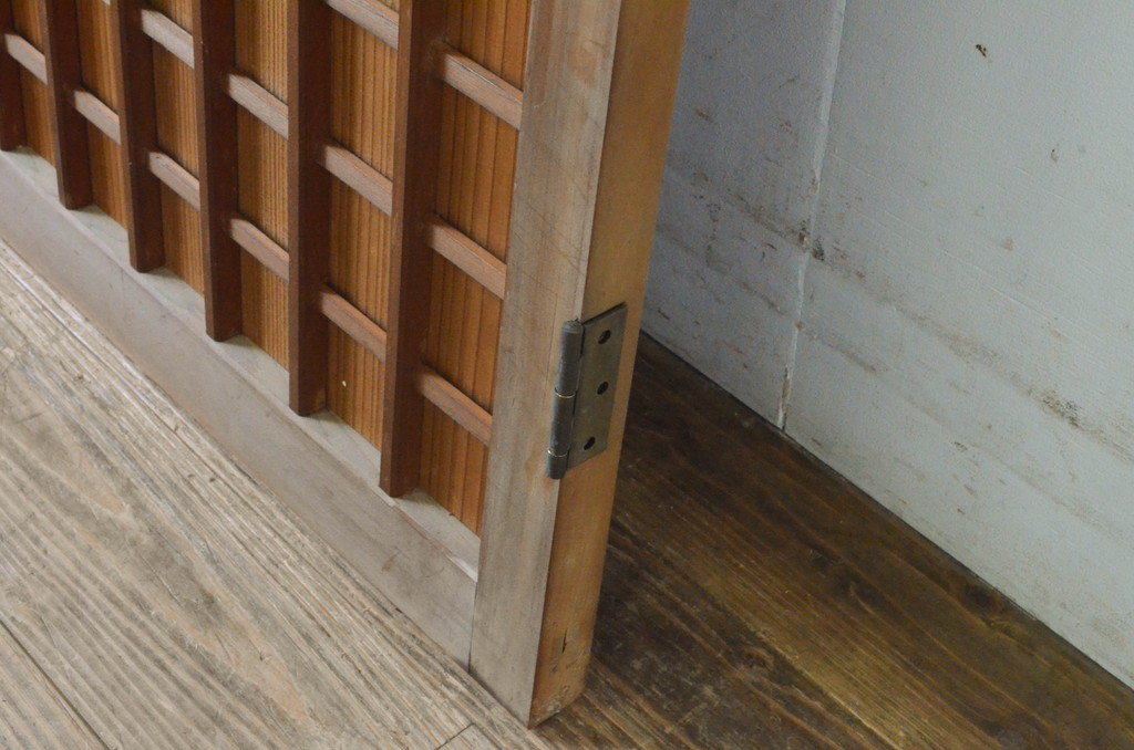 アンティーク建具　細かなマス目(升目)格子が美しい両開き扉1対(2枚セット)(きつね格子、狐格子、窓、木製戸)(R-065338)
