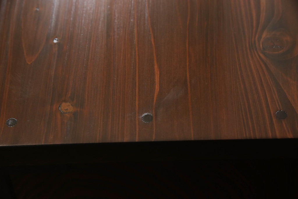 中古　岩谷堂箪笥　天板リメイク　力強い木目に凝った金具がアクセントになっているローチェスト(ローボード、衣装箪笥、引き出し、和タンス)(R-063971)