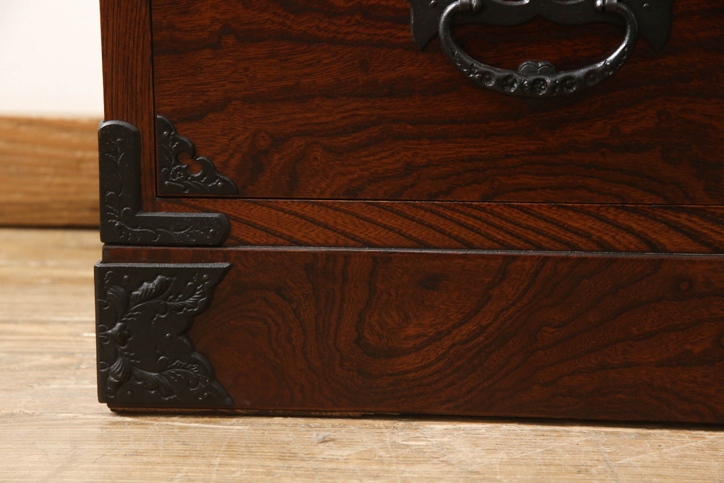 中古　岩谷堂箪笥　天板リメイク　力強い木目に凝った金具がアクセントになっているローチェスト(ローボード、衣装箪笥、引き出し、和タンス)(R-063971)