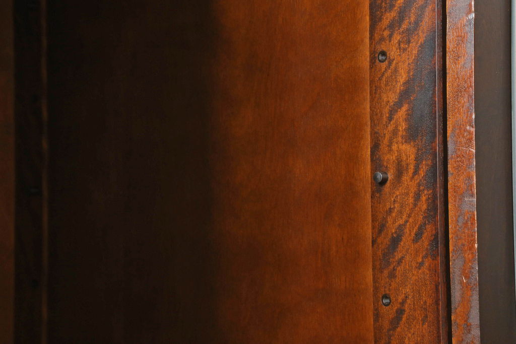 希少サイズ　中古　北海道民芸家具　細身で取り入れやすい上品な幅狭ワードローブ(洋服タンス、収納棚、細身、ロッカータンス)(R-060407)