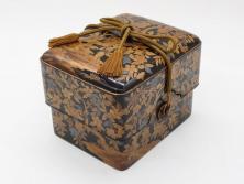 明治期　時代物　蒔絵　漆器　優美で上品な雰囲気の手箱(桜?、花、金彩、木製、漆芸、漆器、文箱、収納箱、手許箱、紐付き)(R-081352)