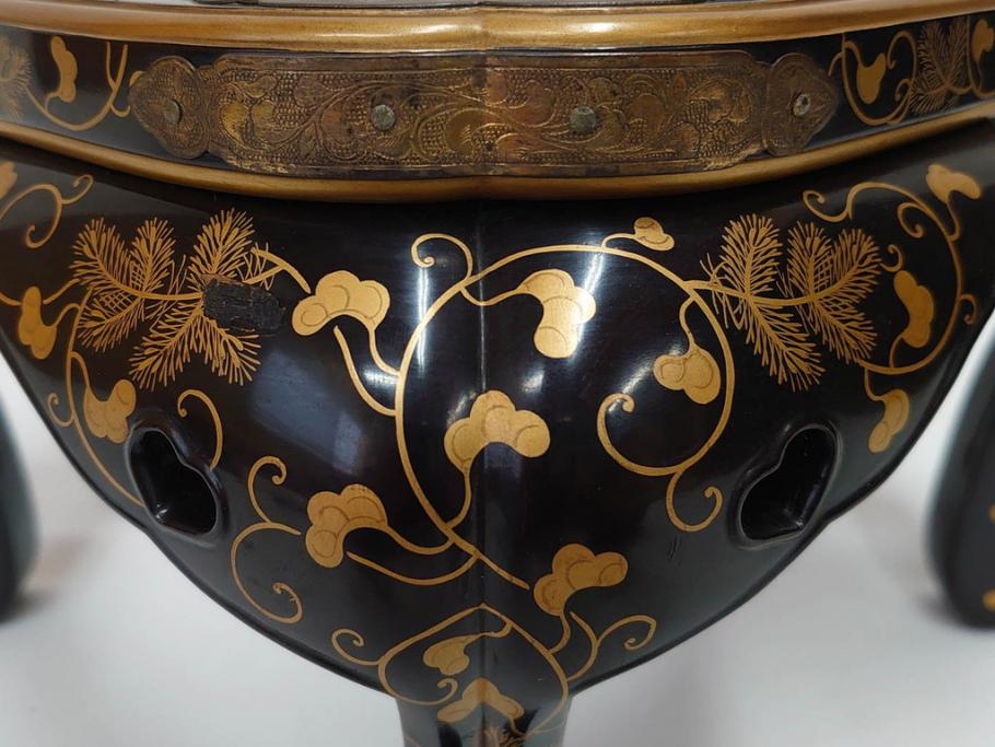 江戸～明治期　蒔絵　松唐草　火箸　華やかな気品を感じる大名火鉢(木製、漆芸、猫脚、手あぶり)(R-081353)