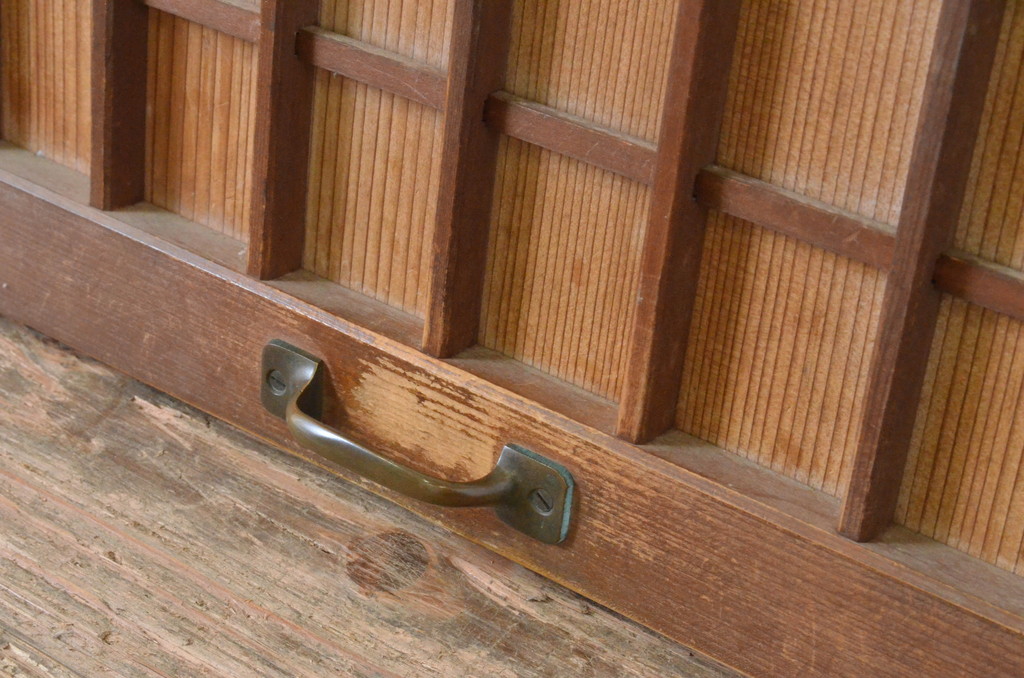 アンティーク建具　縦でも横でも使えるマス目(升目)格子の小さな扉1枚(窓、木製戸)(R-065341)