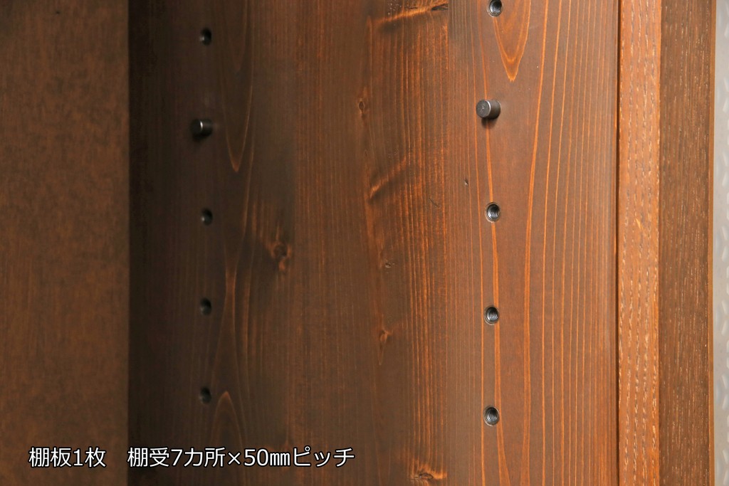 お仏壇をコンパクトにリメイク!指定サイズにリサイズし、本体・作業台・引き出し2杯を新規製作。さらにお仏壇の台として使える戸棚も新規製作。2点とも建具にはレーザー組子を採用。全体を明るめのブラウンに着色して仕上げ。